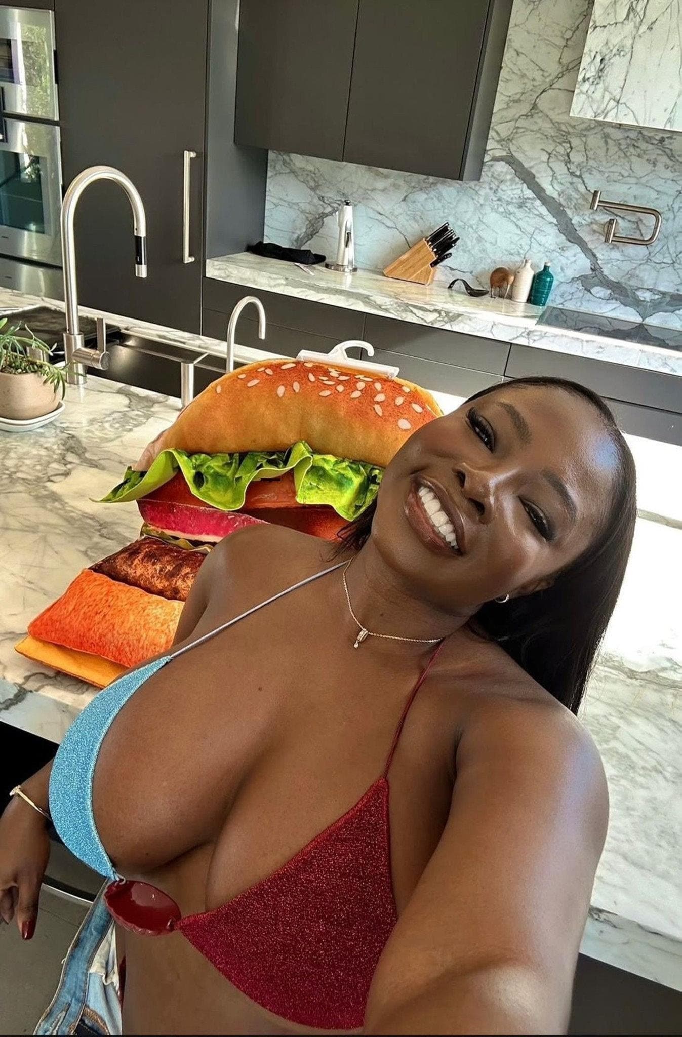 Stella - escort photo 4 in Dubai