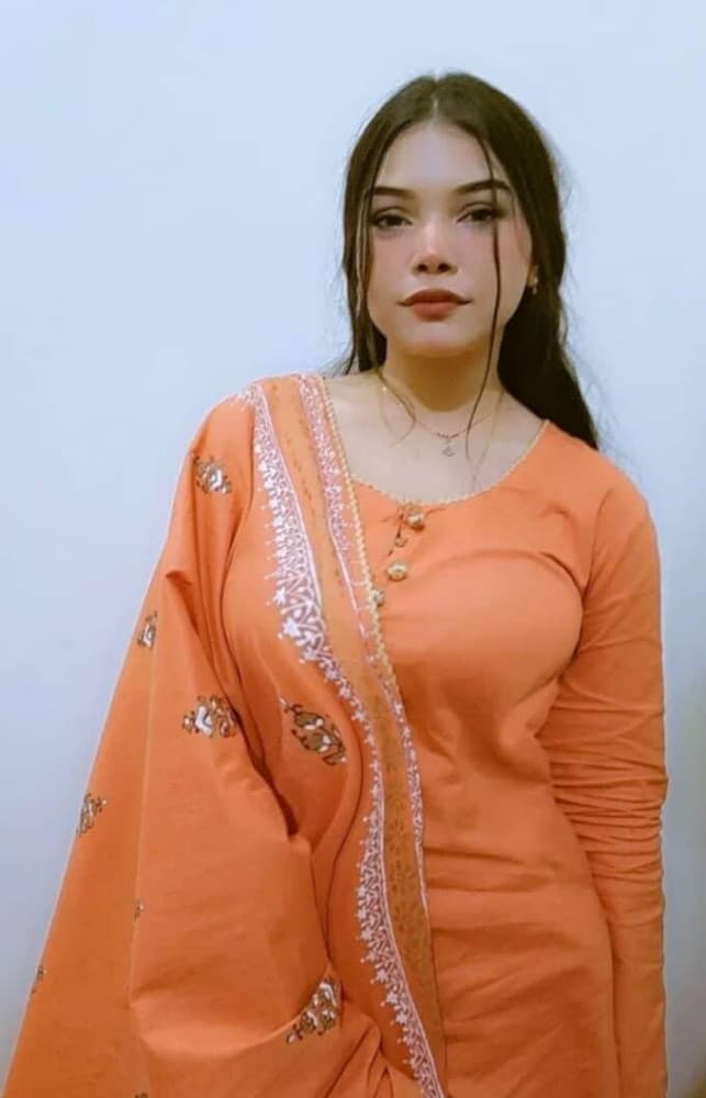 Hania Khan - صورة مرافقة 2 في Dubai